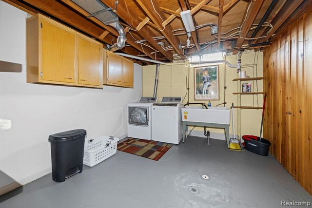 20085 Wedgewood Drive, Grosse Pointe Woods, MI 48236