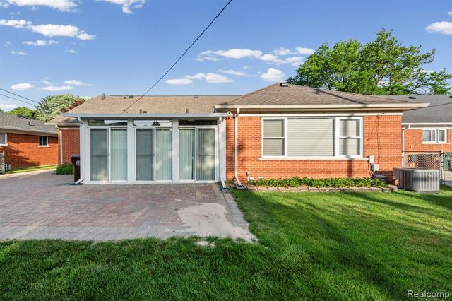 20085 Wedgewood Drive, Grosse Pointe Woods, MI 48236