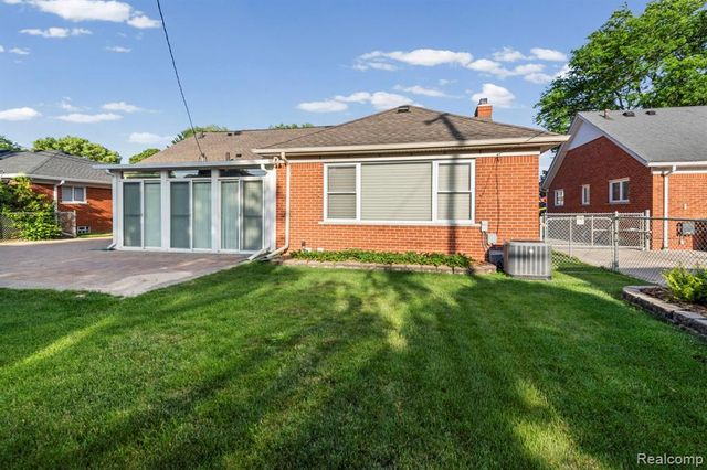 20085 Wedgewood Drive, Grosse Pointe Woods, MI 48236