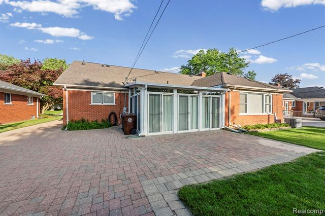20085 Wedgewood Drive, Grosse Pointe Woods, MI 48236