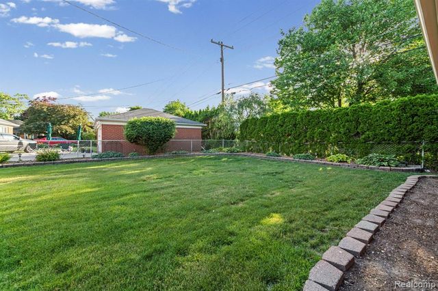 20085 Wedgewood Drive, Grosse Pointe Woods, MI 48236