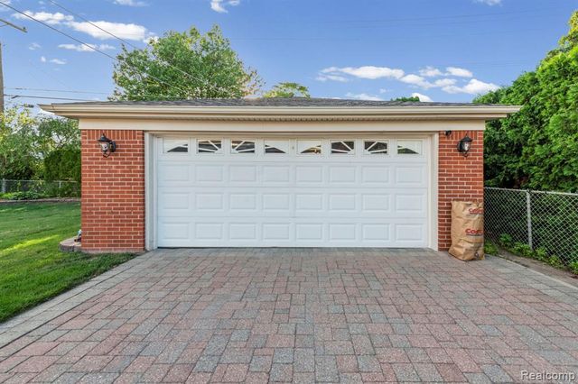 20085 Wedgewood Drive, Grosse Pointe Woods, MI 48236