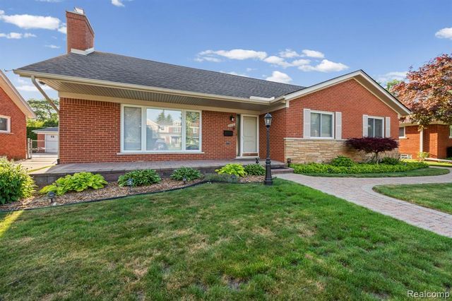 20085 Wedgewood Drive, Grosse Pointe Woods, MI 48236