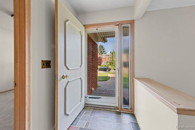 20085 Wedgewood Drive, Grosse Pointe Woods, MI 48236