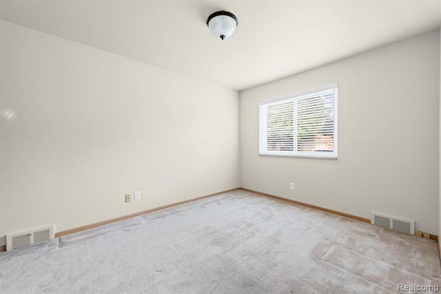 20085 Wedgewood Drive, Grosse Pointe Woods, MI 48236