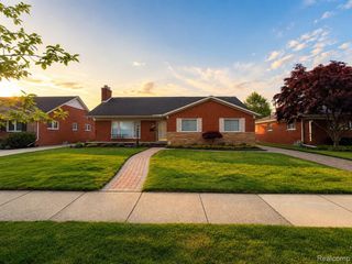 20085 Wedgewood Drive, Grosse Pointe Woods, MI 48236