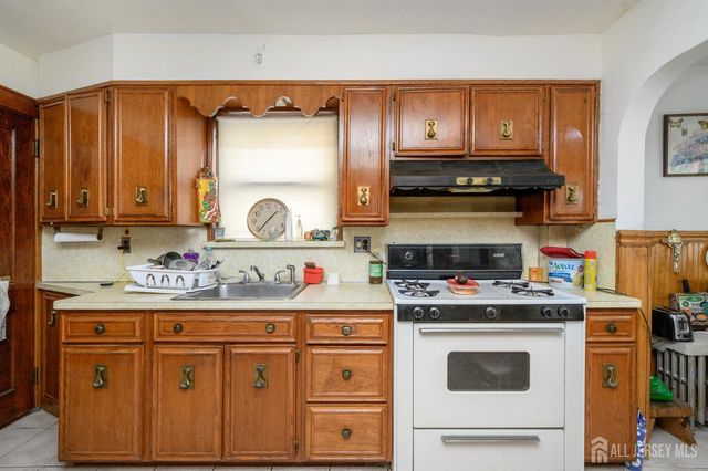 862 Gibbons Court, Elizabeth, NJ 07202