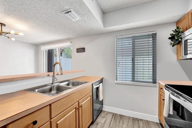 173 Riviera Circle, Weston, FL 33326