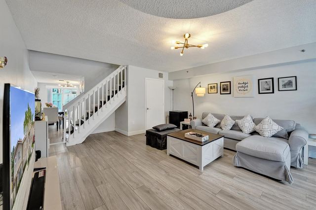 173 Riviera Circle, Weston, FL 33326