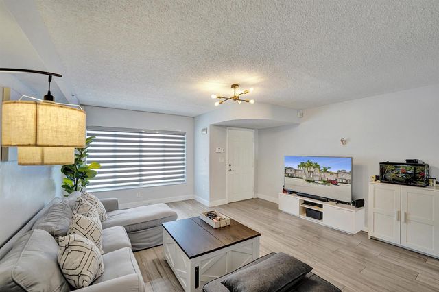 173 Riviera Circle, Weston, FL 33326