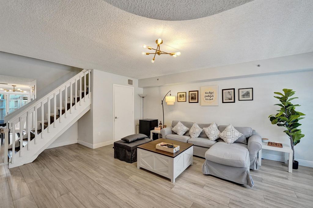 173 Riviera Circle, Weston, FL 33326