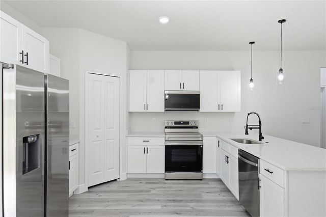 8809 N CIRCULAR WAY, Dunnellon, FL 34434