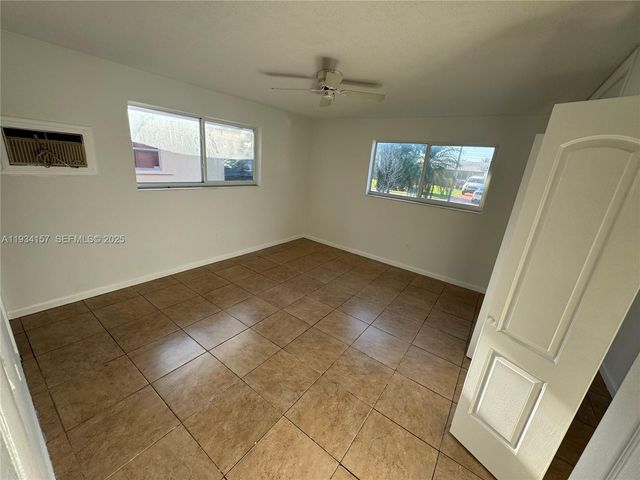 8511 NW 11th St, Pembroke Pines, FL 33024