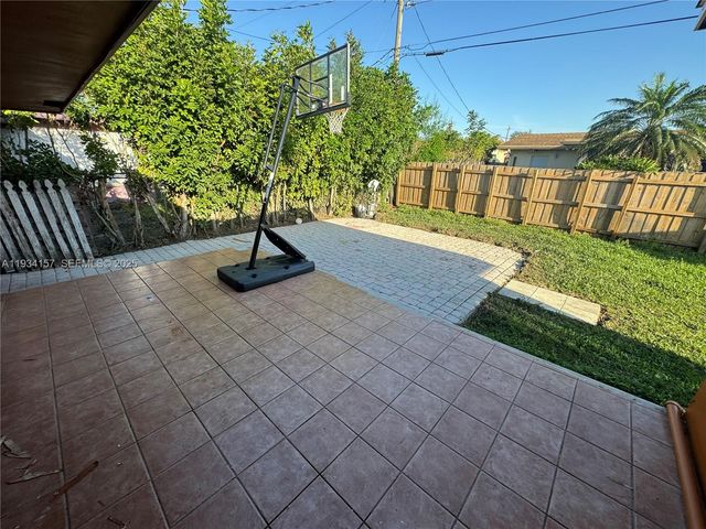 8511 NW 11th St, Pembroke Pines, FL 33024