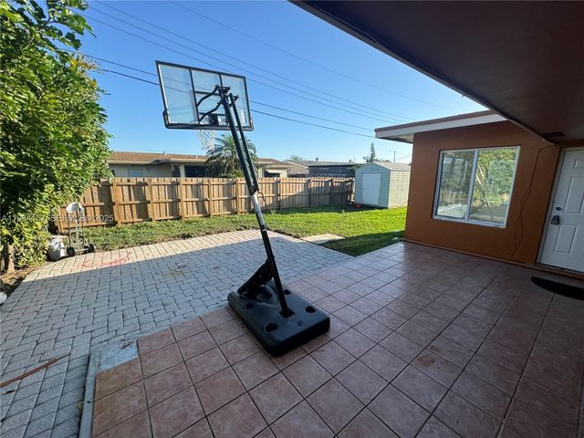 8511 NW 11th St, Pembroke Pines, FL 33024