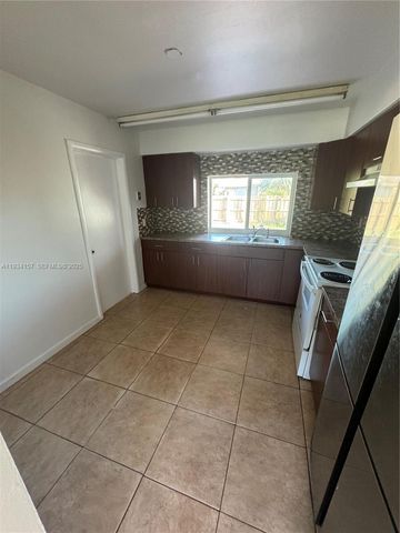 8511 NW 11th St, Pembroke Pines, FL 33024