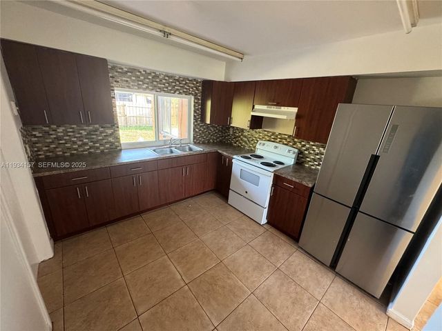 8511 NW 11th St, Pembroke Pines, FL 33024