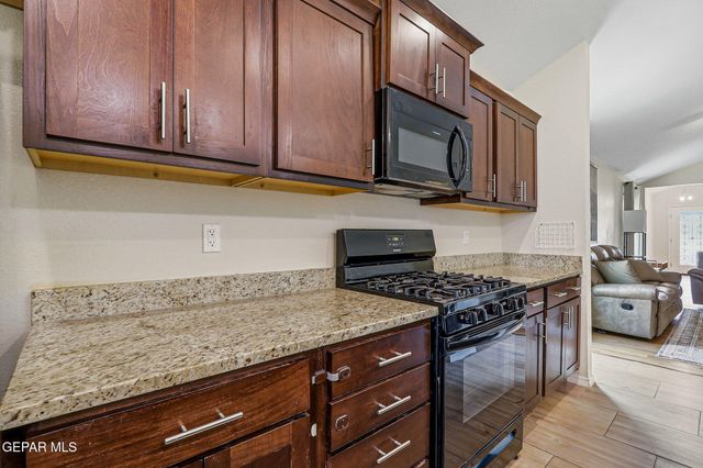 5113 HECTOR MUNOZ Drive, El Paso, TX 79938