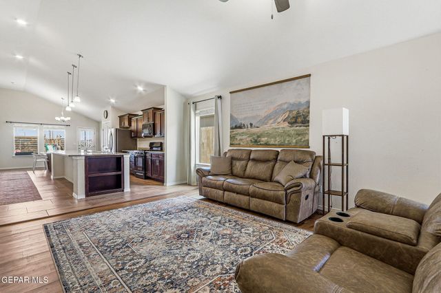 5113 HECTOR MUNOZ Drive, El Paso, TX 79938