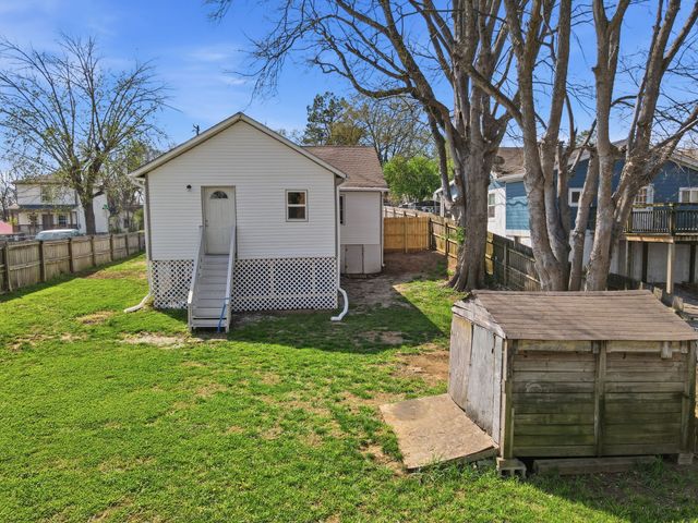 319 E 17th St, Columbia, TN 38401