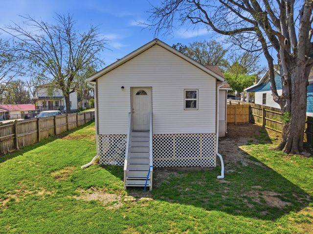 319 E 17th St, Columbia, TN 38401