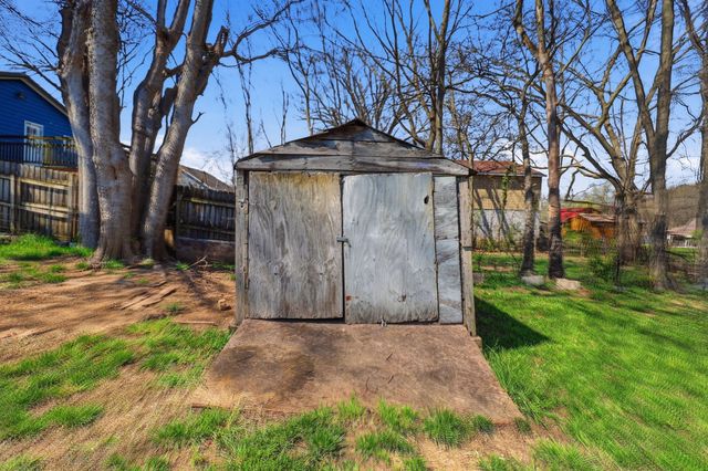 319 E 17th St, Columbia, TN 38401