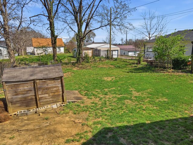 319 E 17th St, Columbia, TN 38401