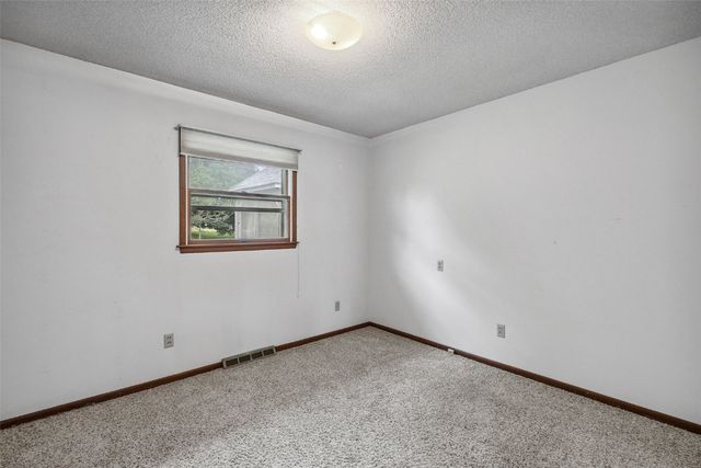 805 W 17th Street, Vinton, IA 52349