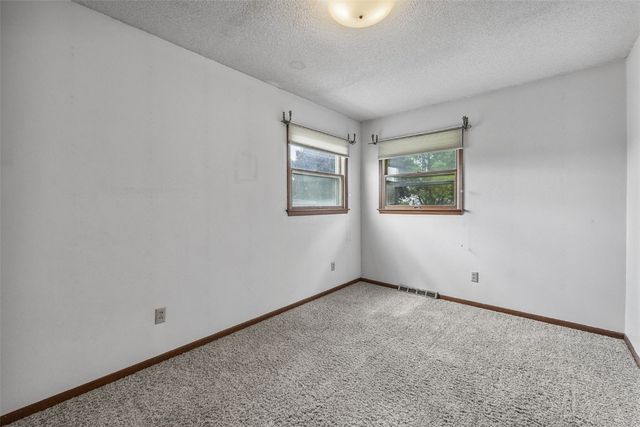 805 W 17th Street, Vinton, IA 52349