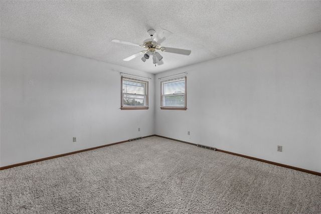 805 W 17th Street, Vinton, IA 52349