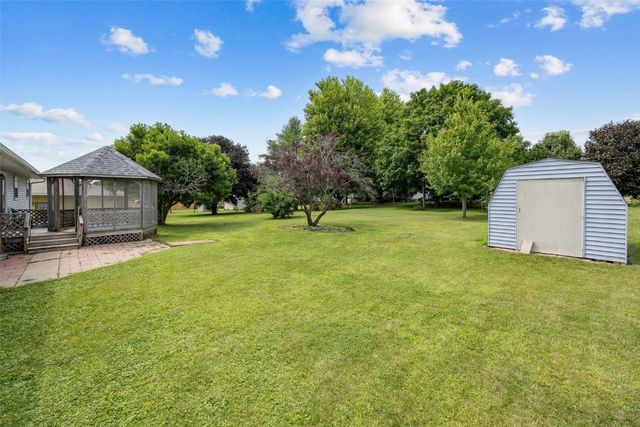 805 W 17th Street, Vinton, IA 52349