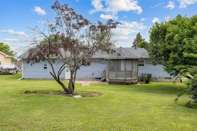 805 W 17th Street, Vinton, IA 52349