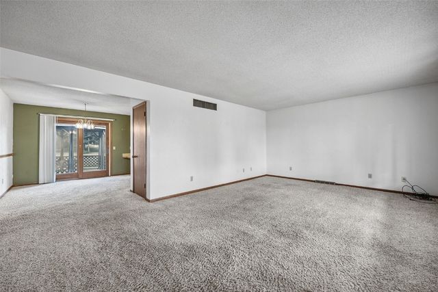 805 W 17th Street, Vinton, IA 52349