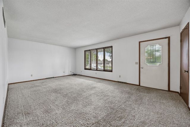 805 W 17th Street, Vinton, IA 52349