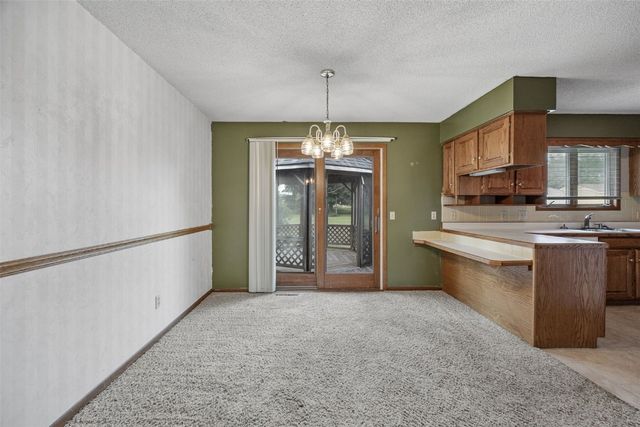 805 W 17th Street, Vinton, IA 52349