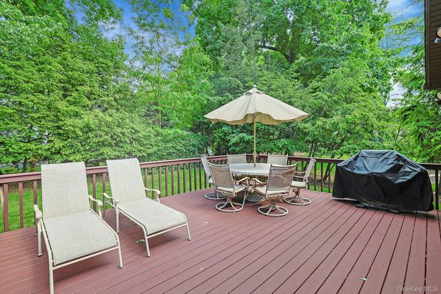 8 Sasson Terrace, Valley Cottage, NY 10989