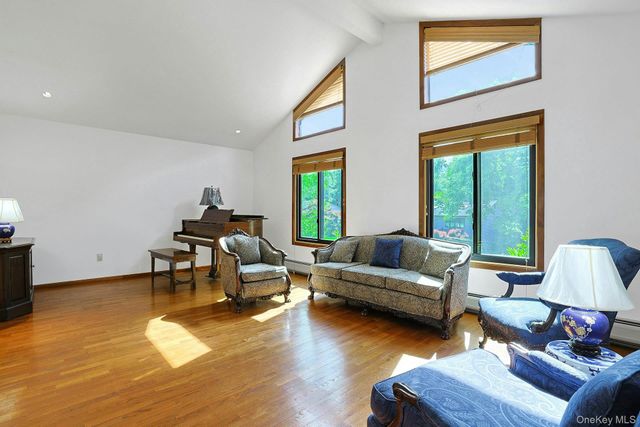 8 Sasson Terrace, Valley Cottage, NY 10989