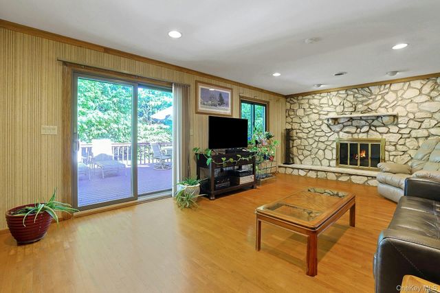 8 Sasson Terrace, Valley Cottage, NY 10989