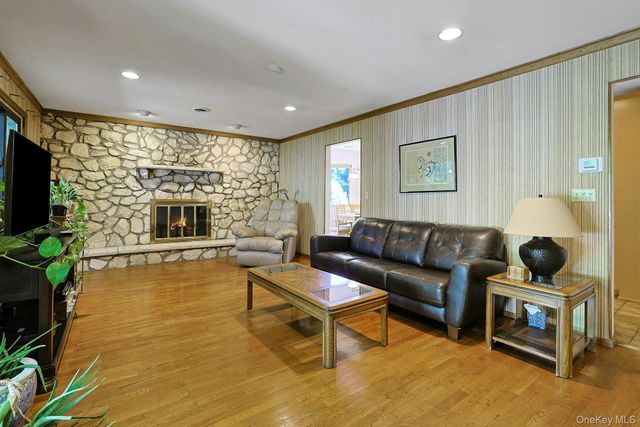 8 Sasson Terrace, Valley Cottage, NY 10989