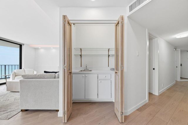 5420 N Ocean Drive 1702, Singer Island, FL 33404