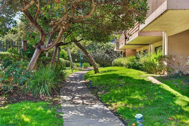 8840 Villa La Jolla 108, La Jolla, CA 92037
