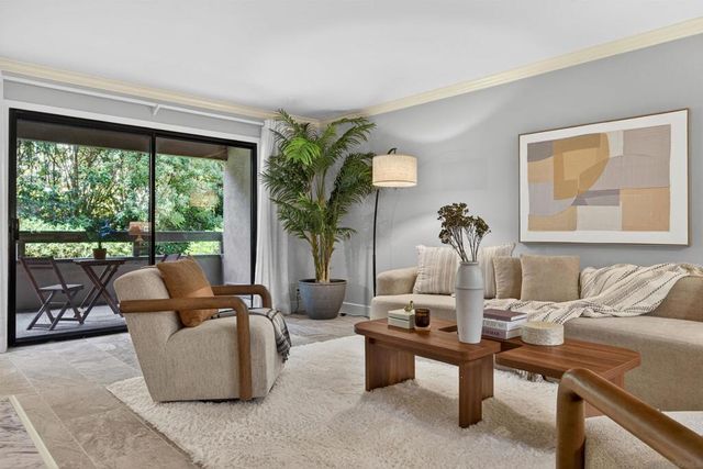 8840 Villa La Jolla 108, La Jolla, CA 92037
