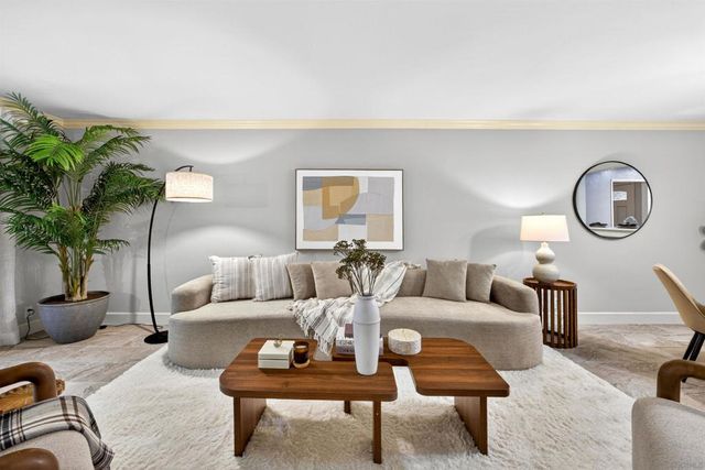 8840 Villa La Jolla 108, La Jolla, CA 92037