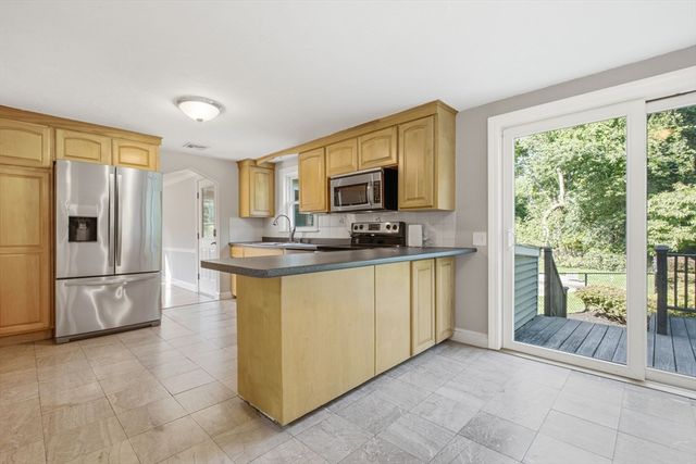 14 Pleasant St, North Reading, MA 01864