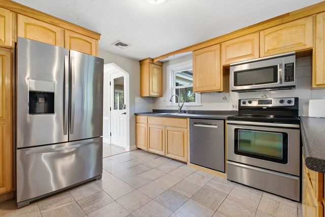 14 Pleasant St, North Reading, MA 01864