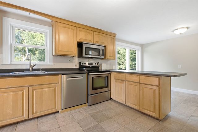 14 Pleasant St, North Reading, MA 01864
