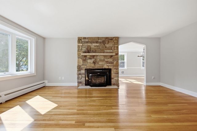 14 Pleasant St, North Reading, MA 01864
