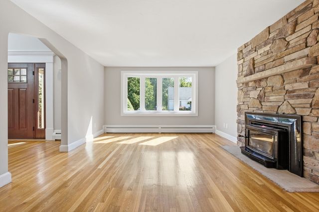 14 Pleasant St, North Reading, MA 01864