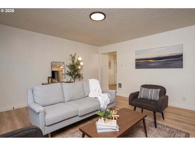 12530 Se MARKET St, Portland, OR 97233