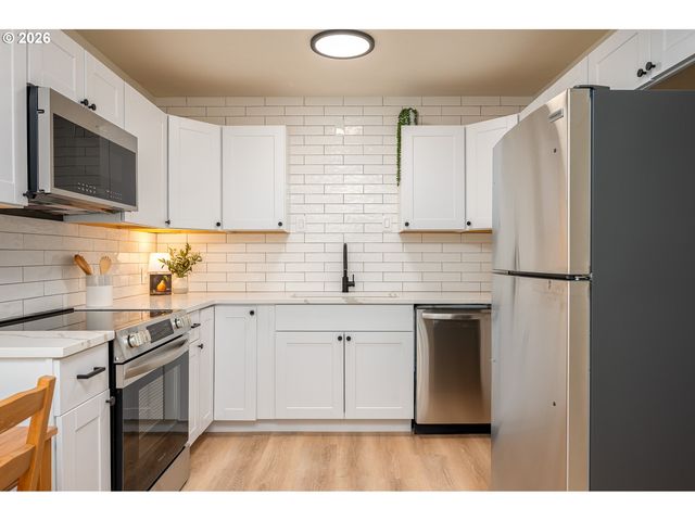 12530 Se MARKET St, Portland, OR 97233